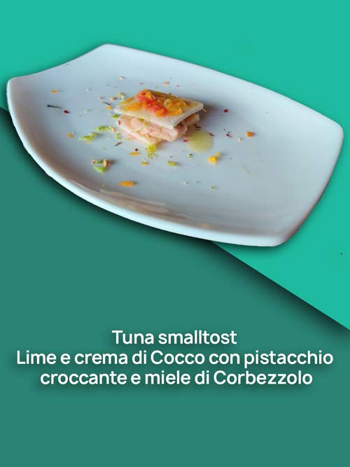 Tuna smalltost Lime e crema di Cocco con pistacchio croccante e miele di Corbezzolo